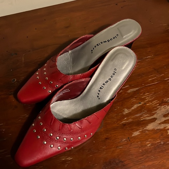 COPY - WOMEN’S RED LOW HEELED SLIDES IN SIZE 8.5W - Picture 1 of 3